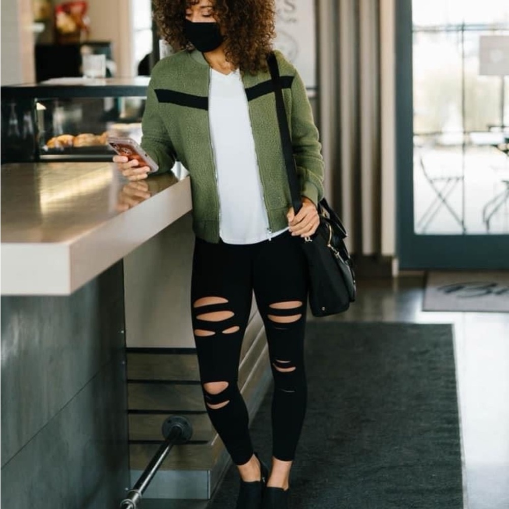 Zyia Black Slash Luxe Hi-Rise 7/8 24 size 6-8